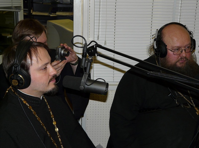 Отец Рустик (слева) в эфире РСМ на программе Сретение